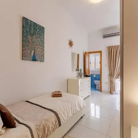 Апартаменты Modern In The Heart Of Steps From The Seafront Слима
