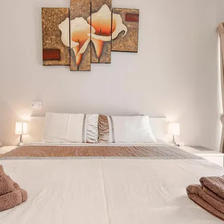 Modern In The Heart Of Steps From The Seafront *