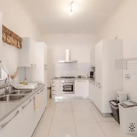Modern In The Heart Of Steps From The Seafront *
