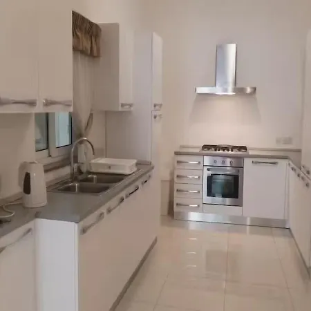 Modern In The Heart Of Steps From The Seafront Слима