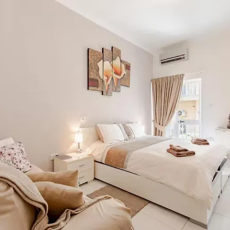Modern In The Heart Of Steps From The Seafront Слима