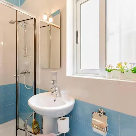 Modern In The Heart Of Steps From The Seafront Апартаменты Слима