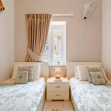 Modern In The Heart Of Steps From The Seafront *