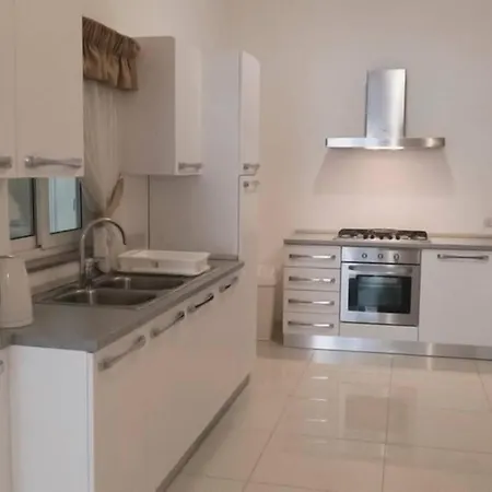 Апартаменты Modern In The Heart Of Steps From The Seafront Слима